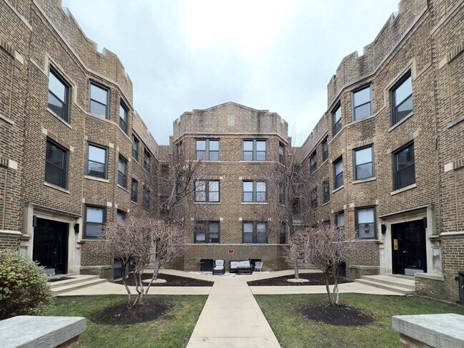 Building Photo - 633 W Cornelia Ave