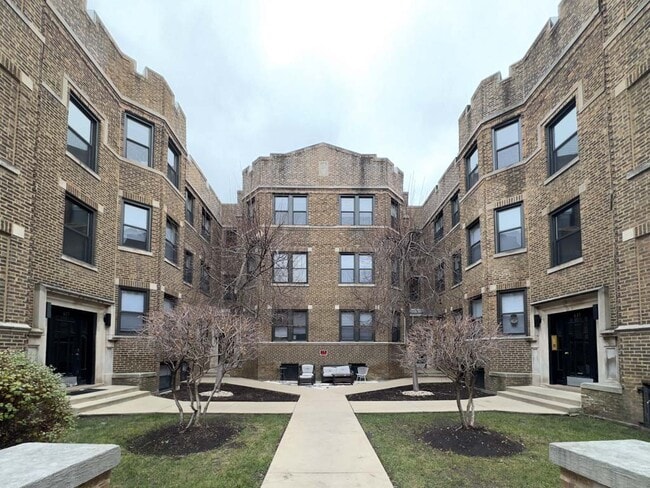 Building Photo - 633 W Cornelia Ave