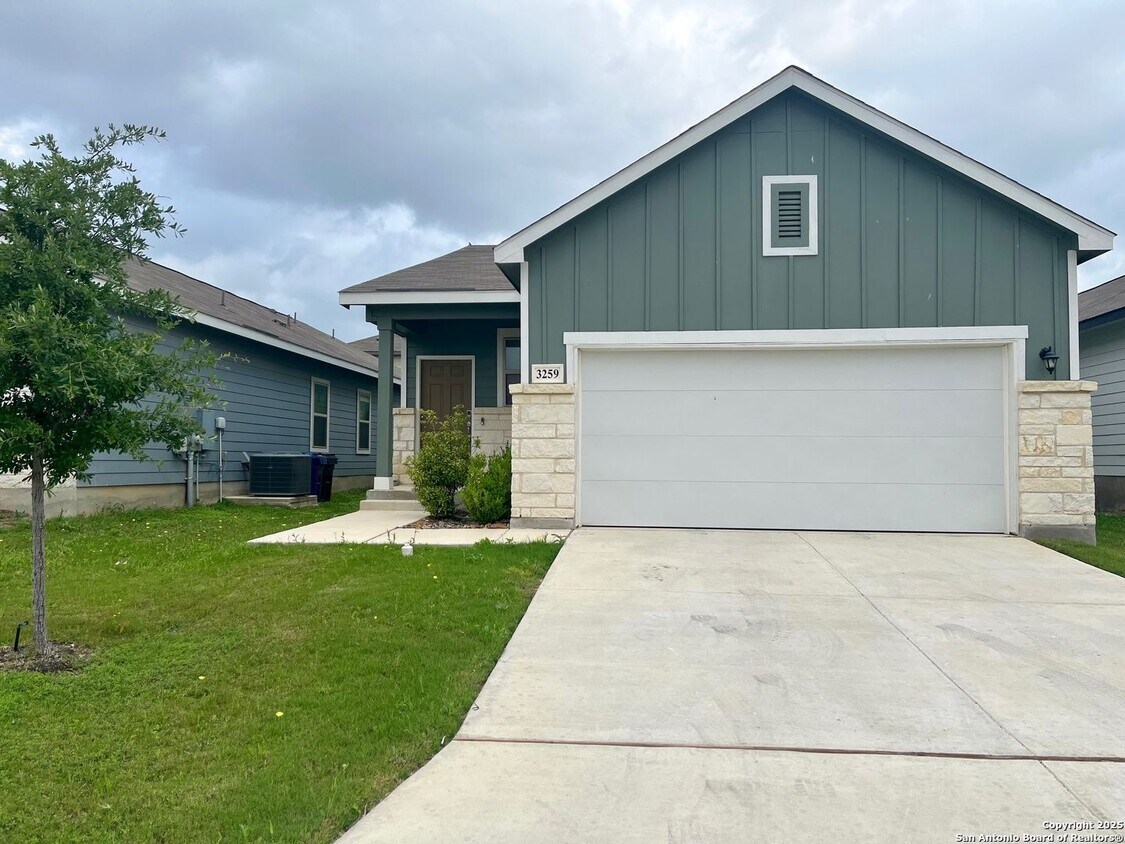 Foto principal - 3/2 Single Story Conveniently Located to B...