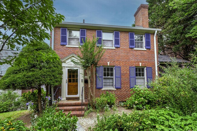 Foto del edificio - NW DC - Timeless Elegance Meets Modern Comfort in AU Park (with Pool!)