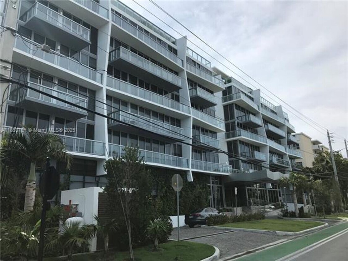 Foto principal - 9940 W Bay Harbor Dr