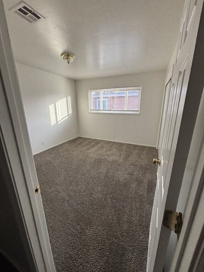 Foto del edificio - Updated interior - must see! Parking On Site - Laundry On Site - Coming in August 2026