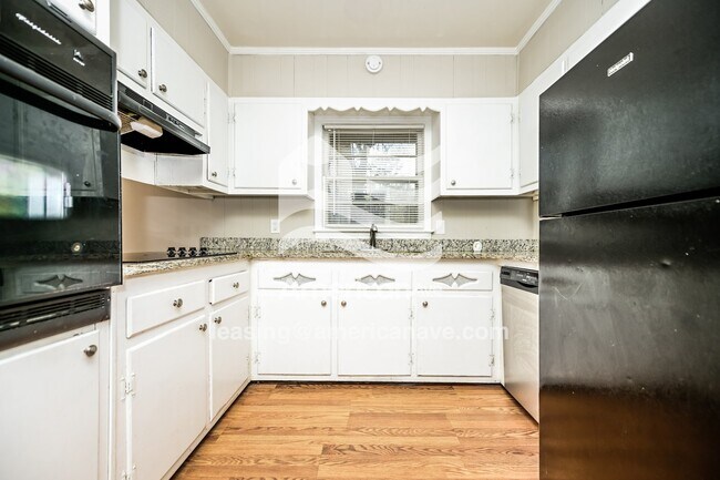 Foto del edificio - 6611 Perkins Cir