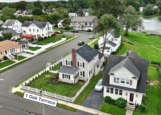 Building Photo - 1 Oak Terrace
