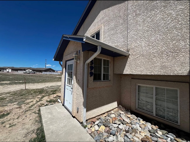 Private entrance - 593 S Aguilar Dr