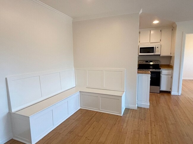 Building Photo - Bright and Spacious 2 Bed/ 2 Bath with Private Balcony, Views, In Unit Laundry and Parking in the...