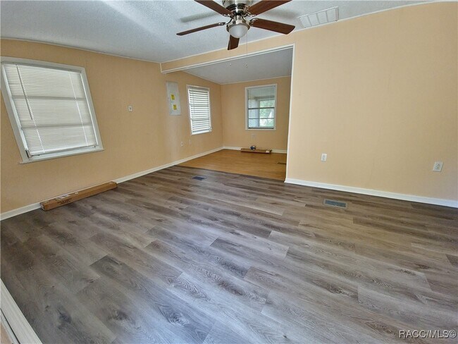 Foto del edificio - 6315 N Shorewood Dr