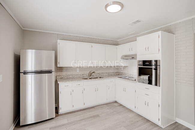 Building Photo - 904 Kirkland Dr