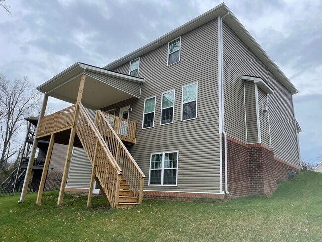 Building Photo - Large Home For Rent East Louisville