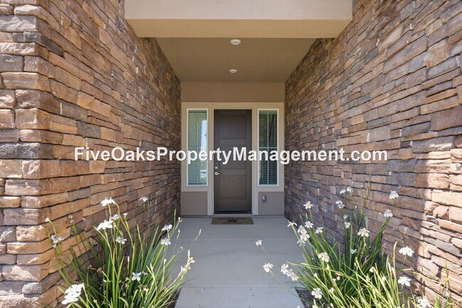 Building Photo - 6990 Saratoga Estates Dr