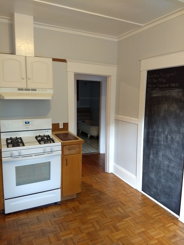 Kitchen Blackboard/Stove - 1903 10th Ave W