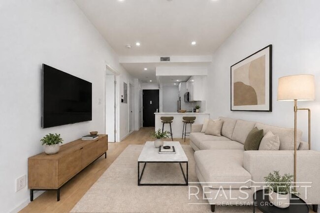 Building Photo - 2 Bed/ 2 Bath Penthouse Private roof deck