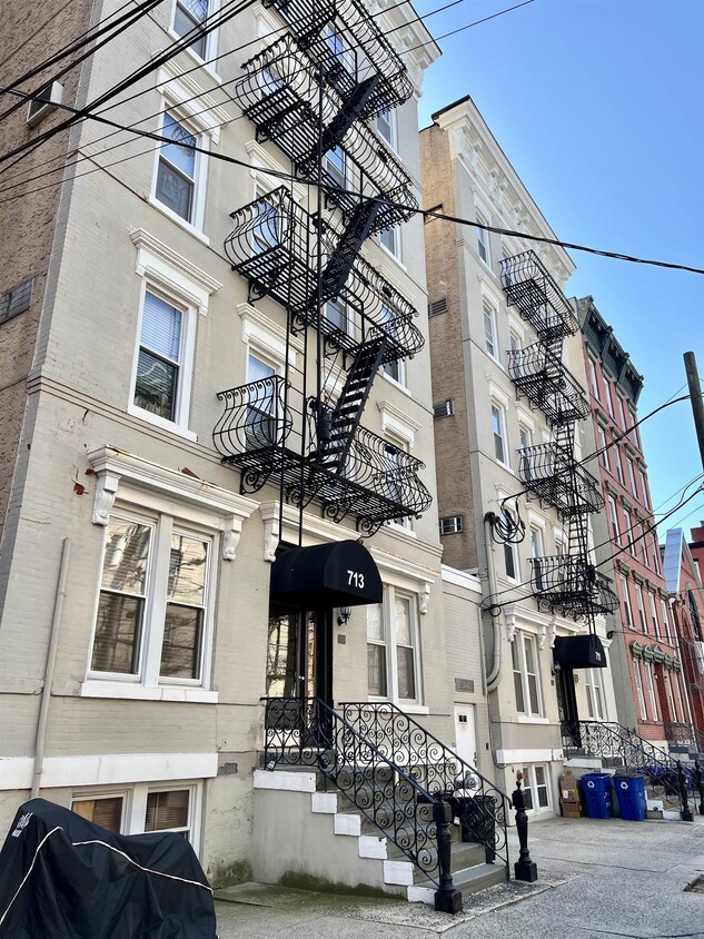 Primary Photo - 711 Willow Ave