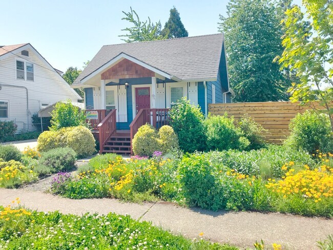 Foto del edificio - Foster-Powell Charming Bungalow with Bonus Finished Attic Space