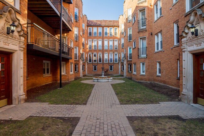 Building Photo - 1646 W Greenleaf Ave