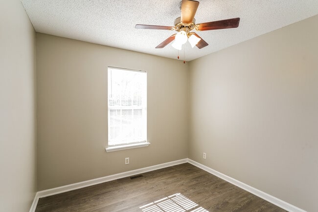 Building Photo - Adorable 3 Bedroom Ranch in Clarksville, TN!