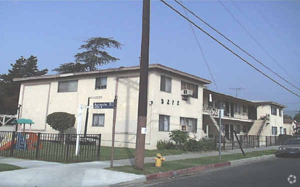 Building Photo - 3222 Hollydale Dr