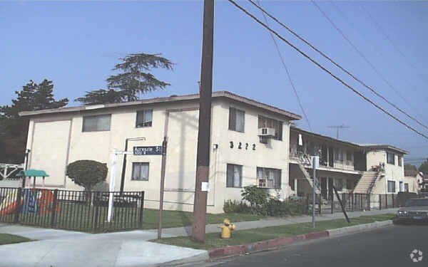 Foto del edificio - 3222 Hollydale Dr