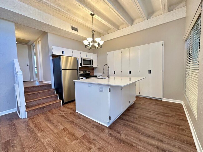Building Photo - 5914 Lago Vista Way