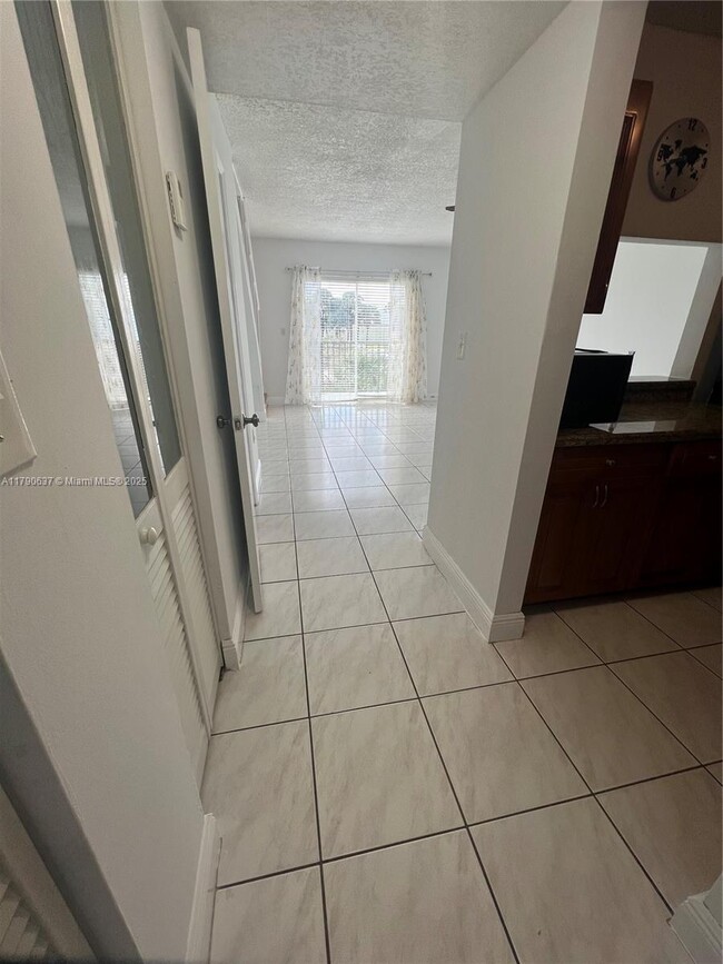 Foto del edificio - 5731 NW 37th St