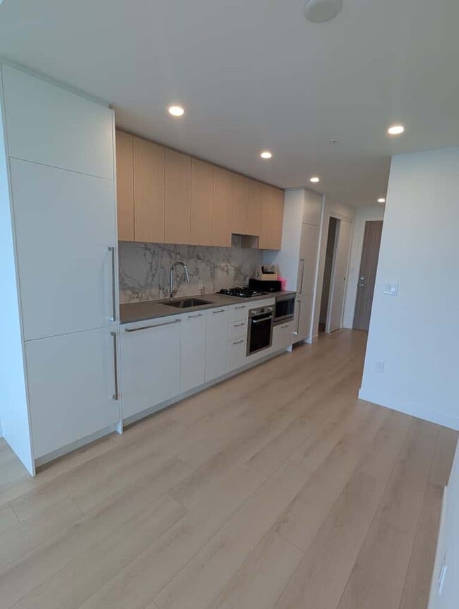 Building Photo - 6468 Willingdon Av