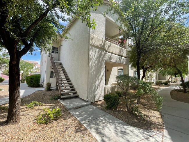 Building Photo - First Floor Unit in Gated Community!