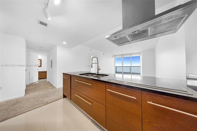 Building Photo - 495 Brickell Ave