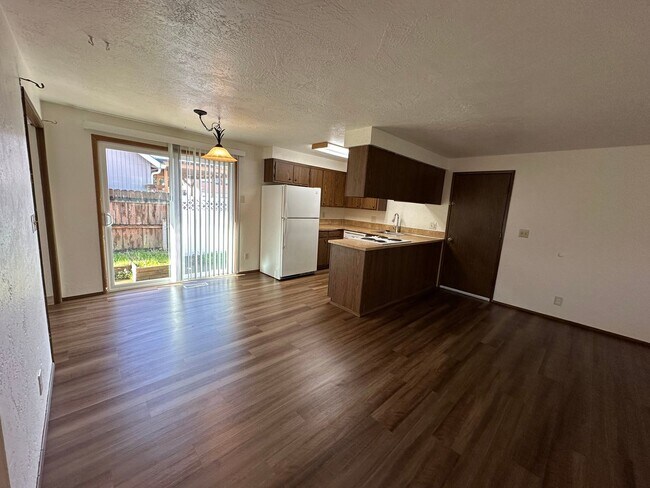 Foto del edificio - Nice clean unit of a duplex with a 1-car g...