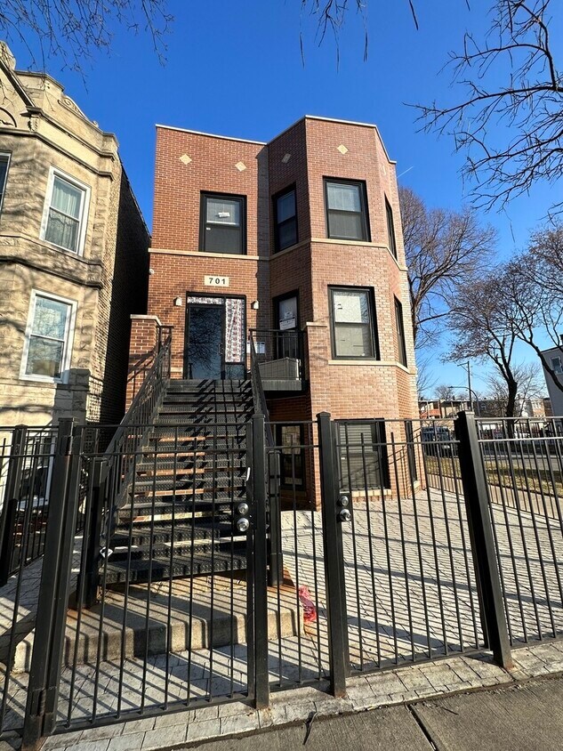 Primary Photo - 701 N St Louis Ave