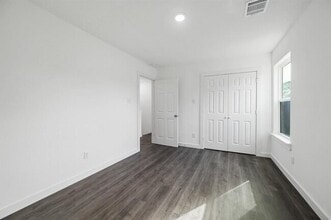 Building Photo - 9531 Everglade Dr