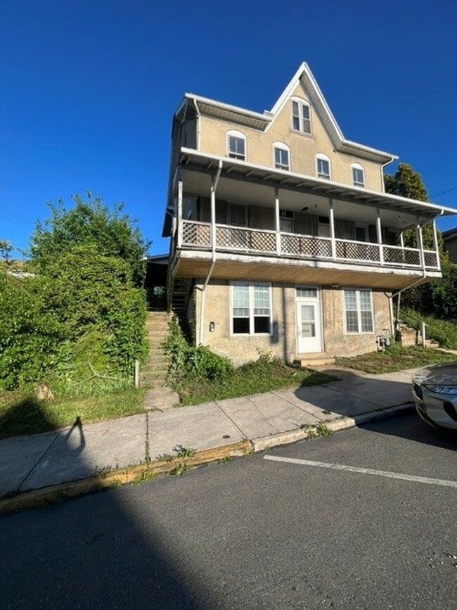Building Photo - 204 N 2nd St