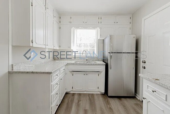 Foto del edificio - 831 Martinwood Rd