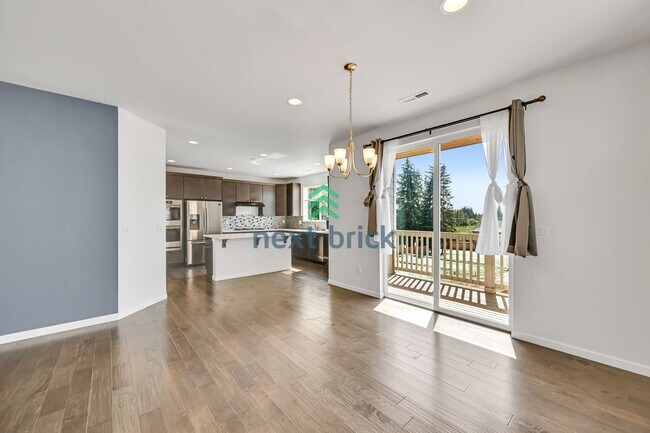 Building Photo - Spacious 5 bedrooms and 3 bathrooms Cul-de...