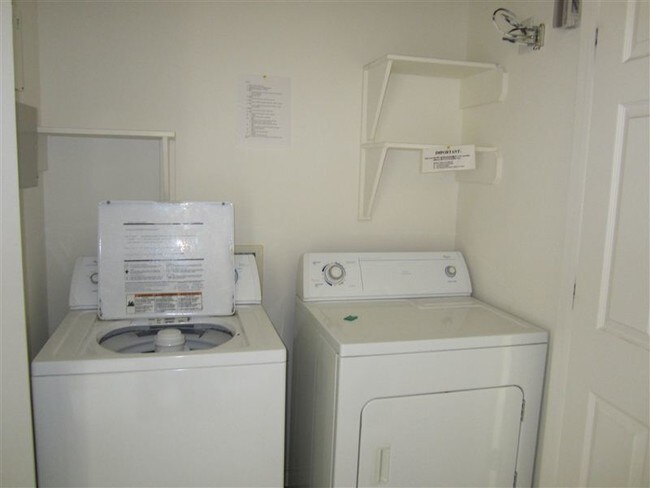 Building Photo - 2 br, 2.5 bath Condo - Wellington Court Co...