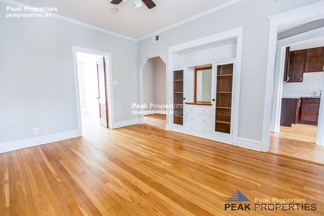 Building Photo - 1403 W Belle Plaine Ave