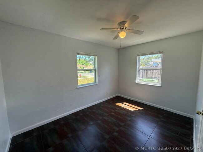 Building Photo - 1642 NW 13th Ct