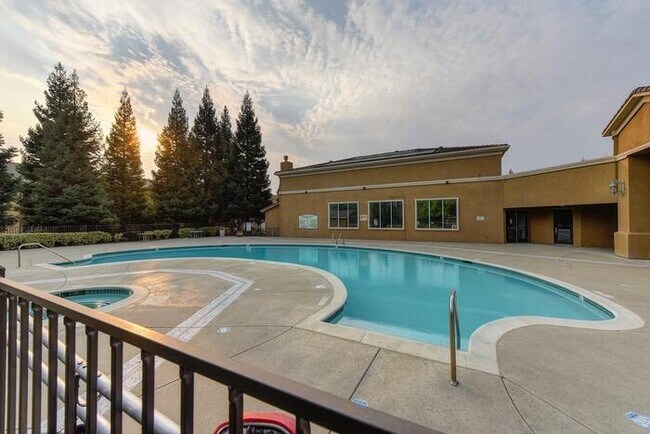 Foto del edificio - 3 bedroom, 2 bathroom condo with great flo...