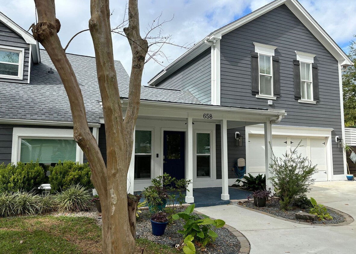 Primary Photo - Available now. Gorgeous, Remodeled 3 BR/2 ...