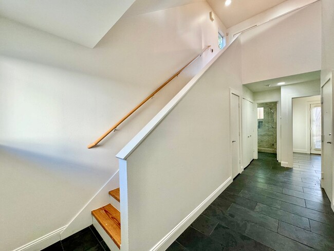 Building Photo - Big & Bright Townhome on Swiss Avenue!