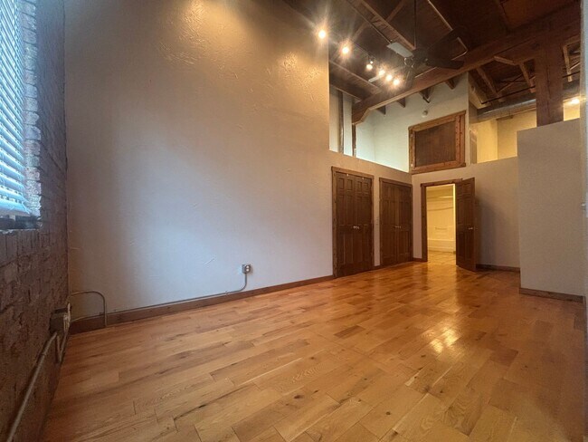 Foto del edificio - FREE RENT! 1 Bedroom Loft Available now!