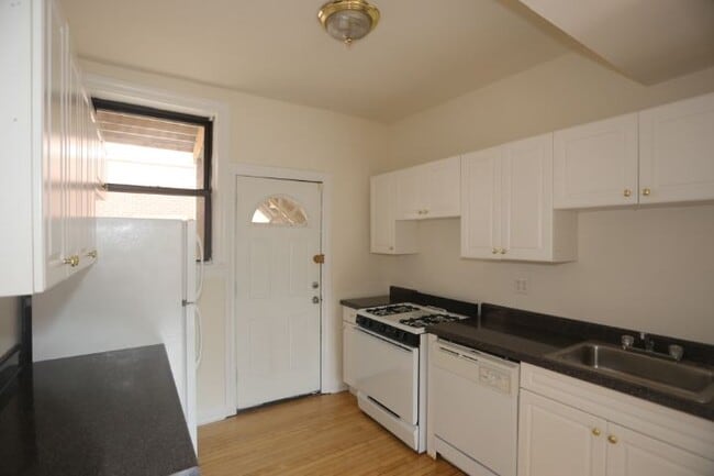 Foto del edificio - 826 W Waveland Ave