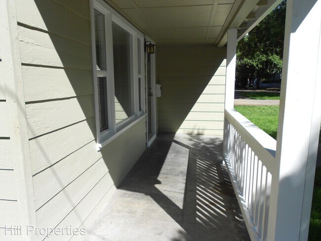 Building Photo - 832 Orient St