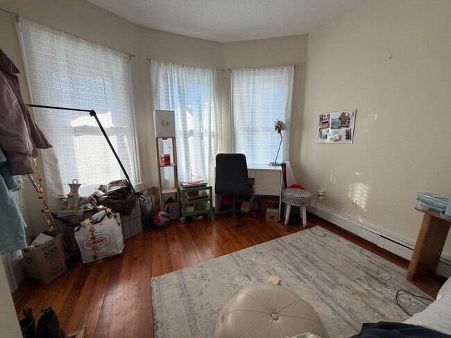 Building Photo - 9/1/26 No Fee! Tufts area 3BR near Green Line!