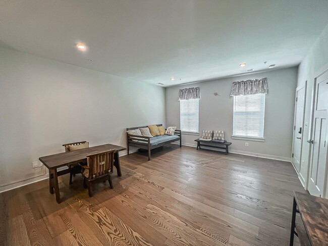 Foto del edificio - Luxury 3 Bedroom 2.5 Bathroom Brick Townho...