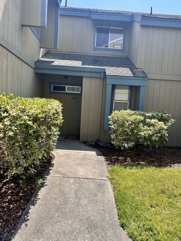 Foto principal - 2 Bedroom, 2 Bath Condo