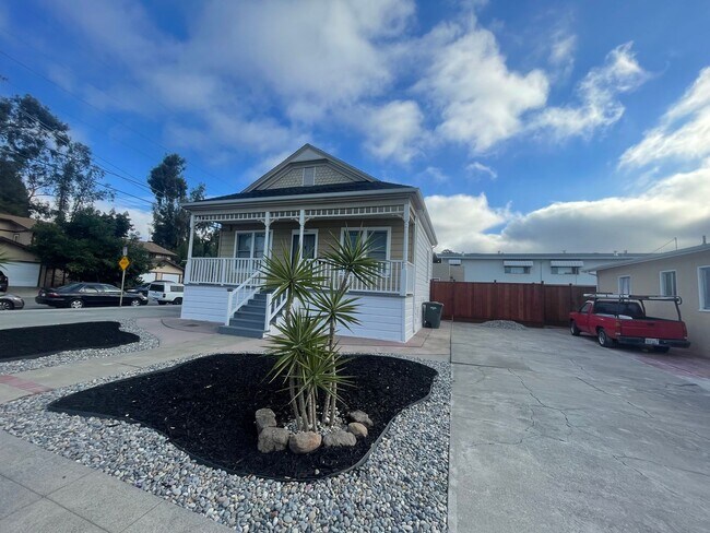 Building Photo - $500 MOVE IN SPECIAL!!! Charming 2 Bedroom...