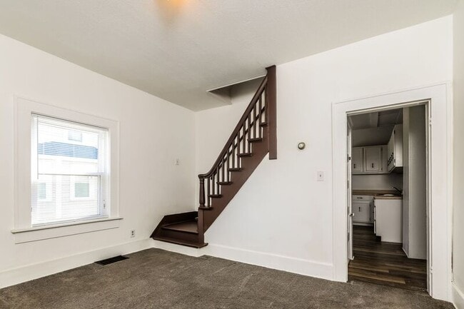 Foto del edificio - 215-217 Warren Dr.