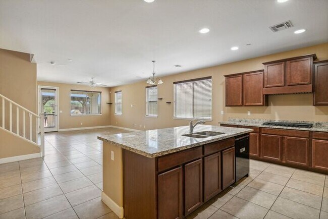 Foto del edificio - Welcome to this Charming 5 bedroom, 3.5 ba...