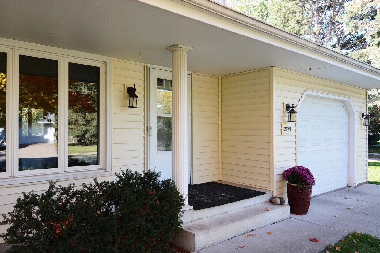Primary Photo - Avail 06/01! 2 Bed 1.5 Bath Duplex Minutes...