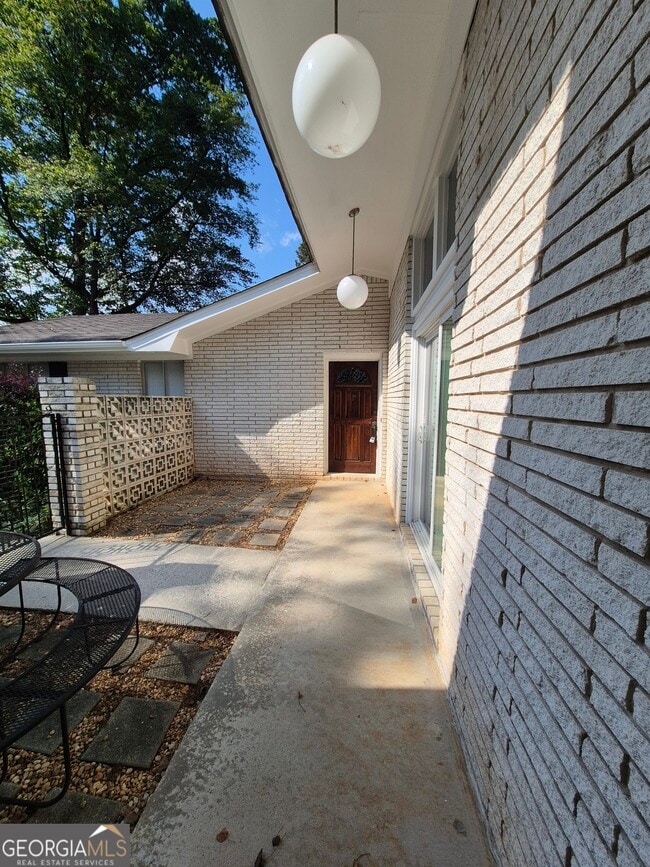 Building Photo - 2357 Crestcliff Dr